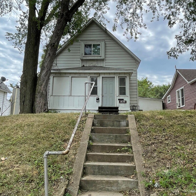 Primary Photo - 1639 E Grand Ave