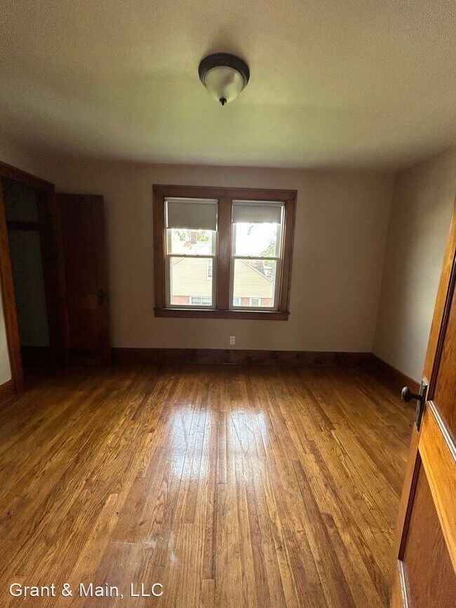 Building Photo - 4 br, 1 bath House - 729 Highland St