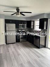 Building Photo - 3202 Tall Pnes