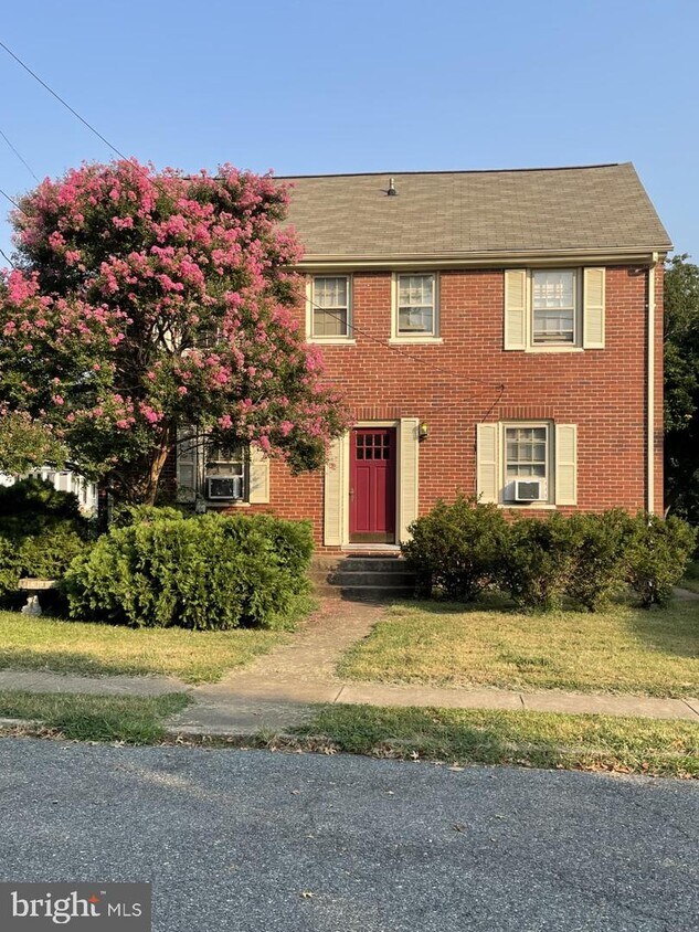 515 Pitt St Unit 3, Fredericksburg, VA 22401 Room for Rent in