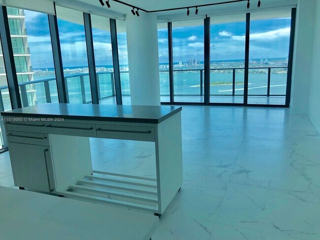 Foto del edificio - 650 NE 32nd St