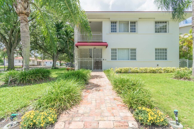 Foto del edificio - 3912 Ponce de Leon Blvd