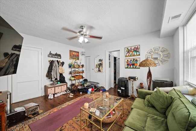 Building Photo - 3727 N Pine Grove Ave