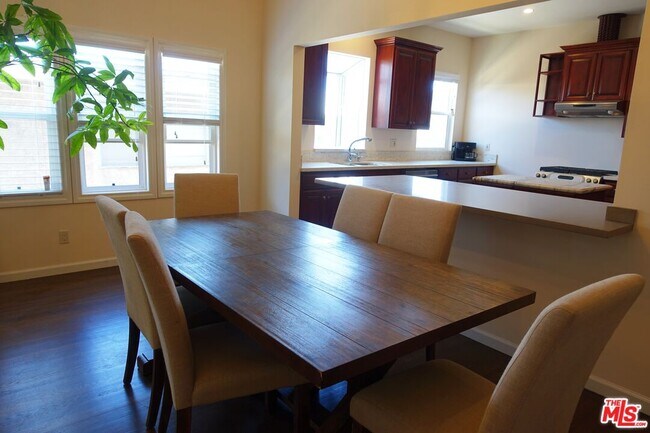 Foto del edificio - 10520 Eastborne Ave