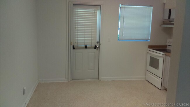 Foto del edificio - 828 Prosperity Farms Rd