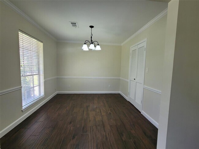 Foto del edificio - 9322 Fairdale Ln