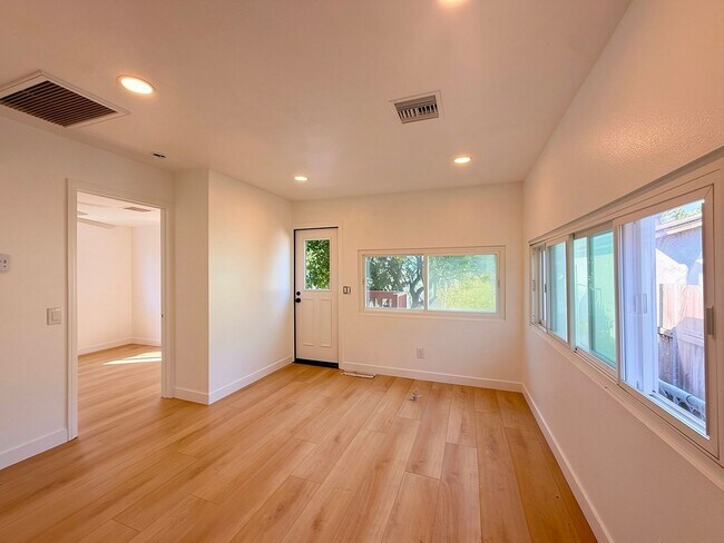 Building Photo - Charming Beach Cottage Just 7 Blocks to Ocean Beach with Private Yard & Garage