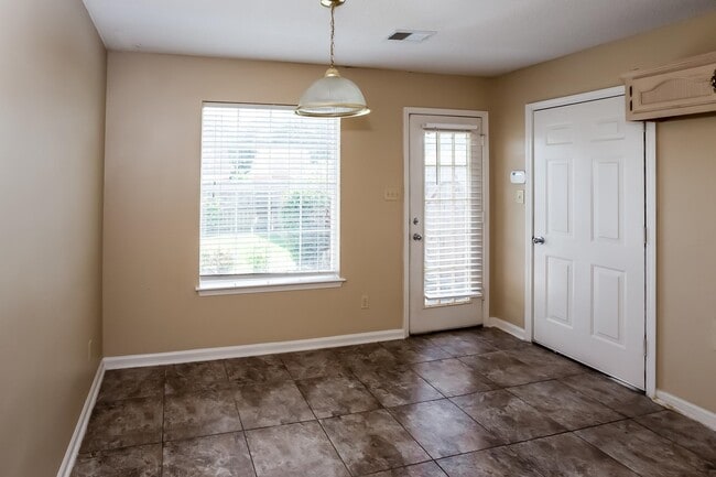 Building Photo - 6719 Ross Manor Dr