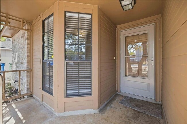 Building Photo - 3902 Stonecroft Dr