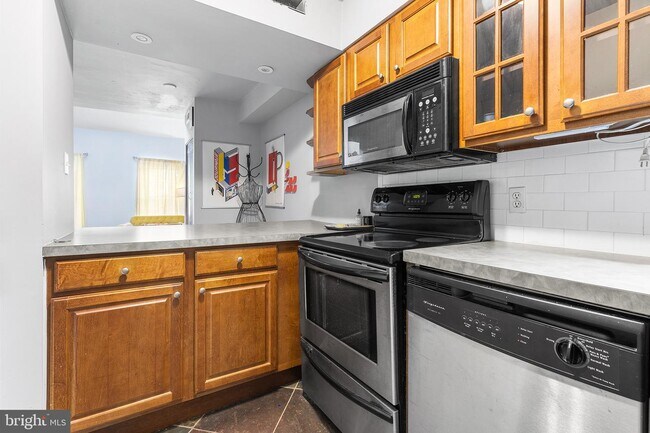 Building Photo - 400-416 S 2nd St