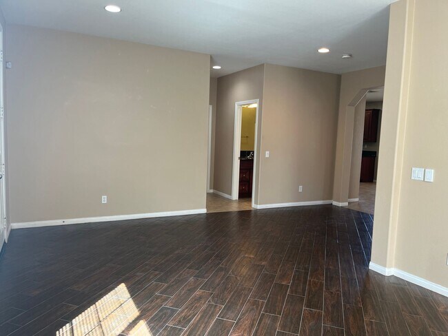Building Photo - Stunning 5-bedroom,3-bath home in a prime ...