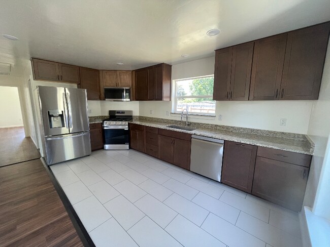 Foto del edificio - 4666 Fieldbrook Rd
