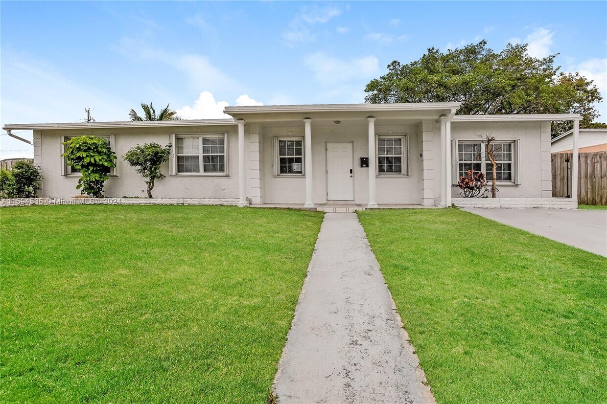 Primary Photo - 900 NW 199th St