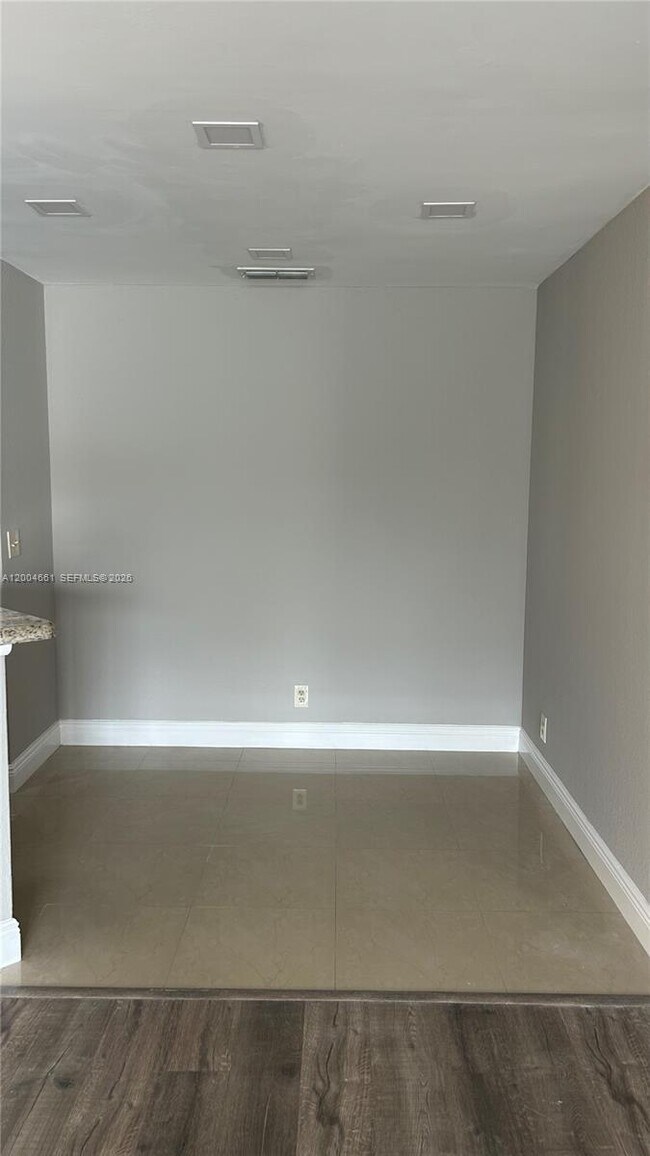 Foto del edificio - 3430 Pinewalk Dr N