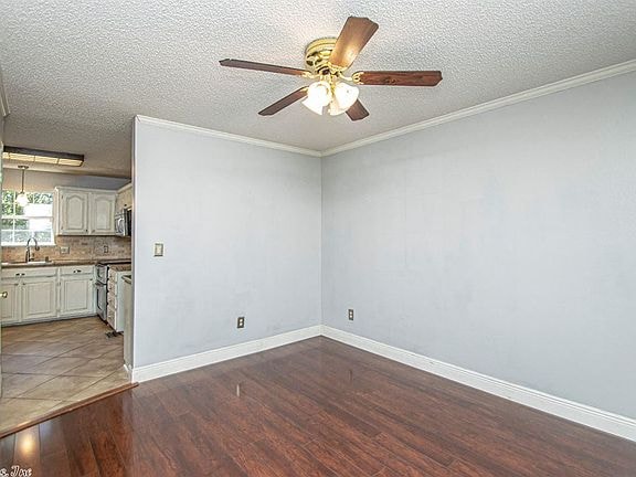 Building Photo - 2402 Shaker Ridge