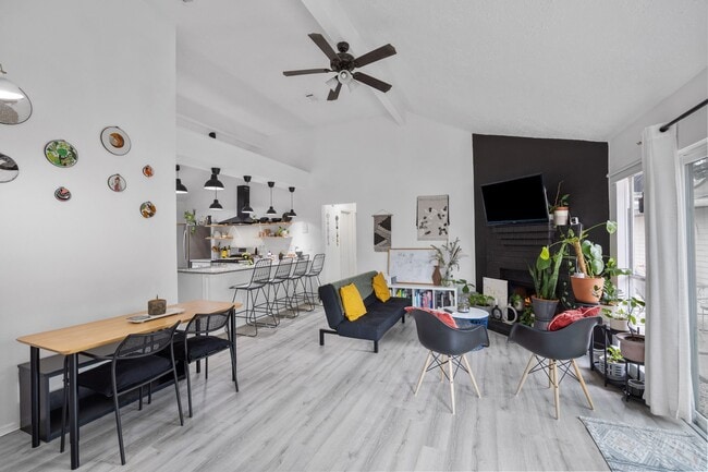 Foto del edificio - 9306 Crescent Moon Dr