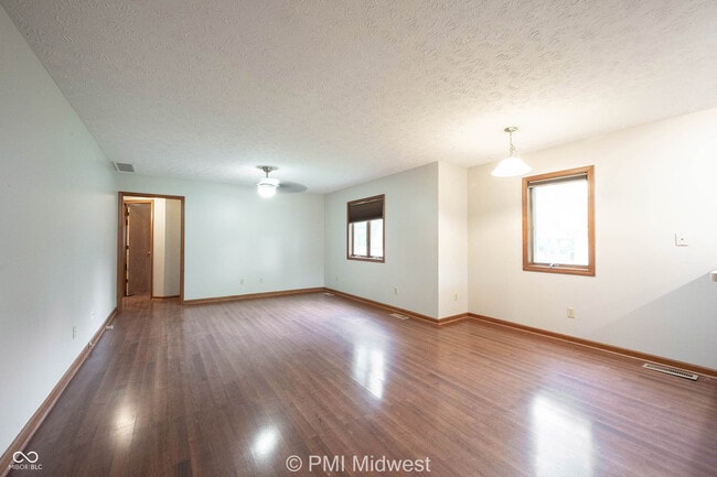 Building Photo - 406 E Tulip Dr