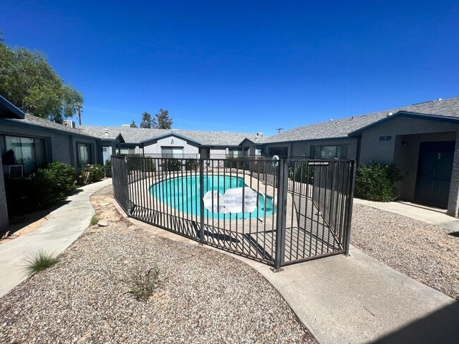Building Photo - 2 Bedroom 1.5 Bath w Pool