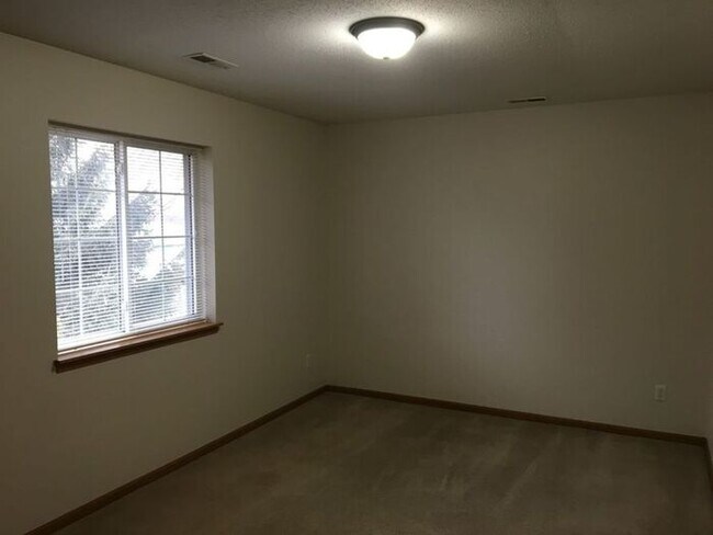 Foto del edificio - $995 | 2 Bedroom, 1 Bathroom Apartment | Pet Friendly* | Available for May 26th, 2026 Move In!