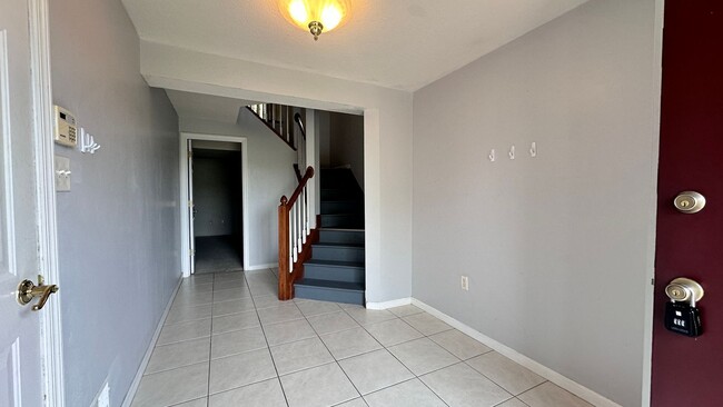 Building Photo - Lovely 3 bed, 2.5 bath townhouse in Seven ...