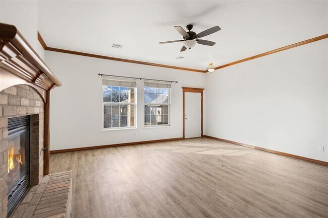 Foto del edificio - 2124 Trailwood Rd