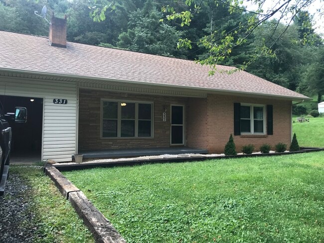 Covered Front Porch with double attached garage - 331 Green Briar Rd