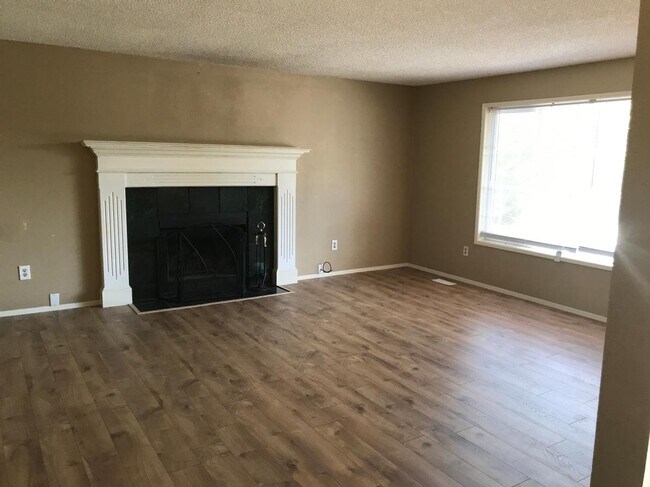 Building Photo - 210 SW Royal Ct