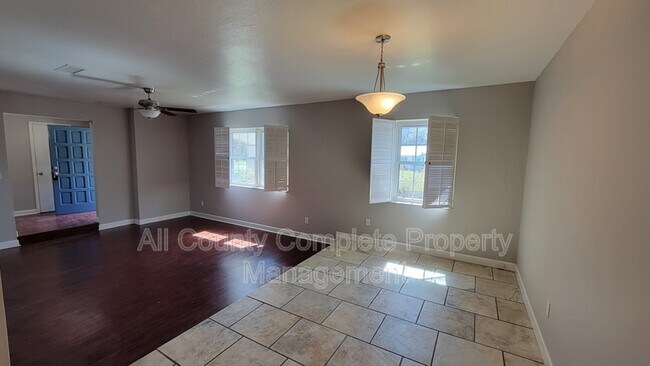 Foto del edificio - 3212 Blair Dr