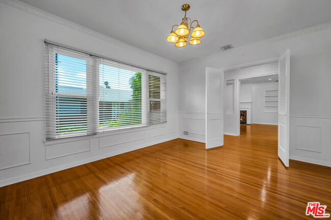 Building Photo - 6500 San Vicente Blvd
