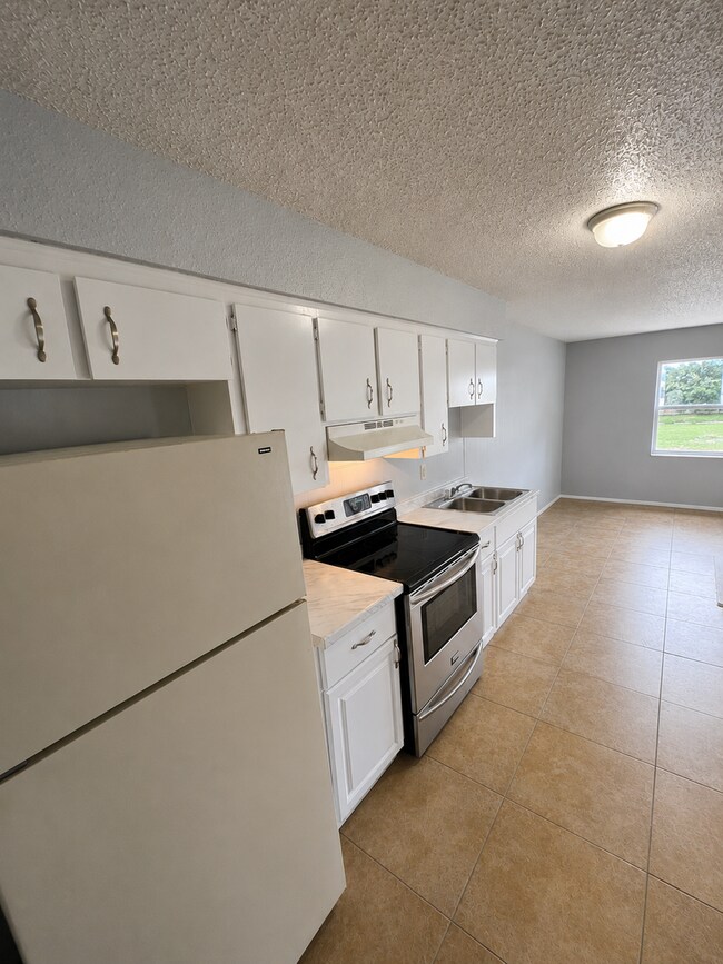 Foto del edificio - Spacious 2BR/1BA Duplex in Central Lakeland – Tile Floors Throughout!