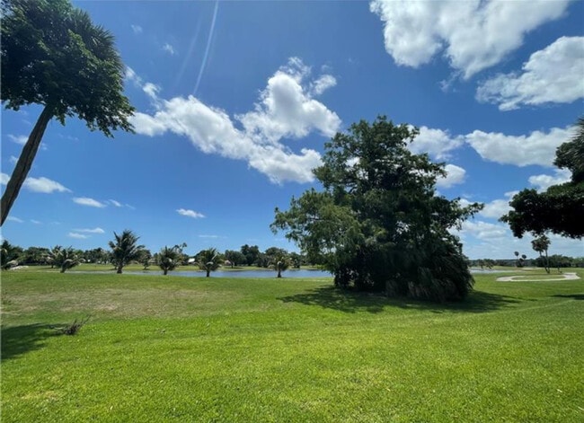 Foto del edificio - 802 Cypress Blvd