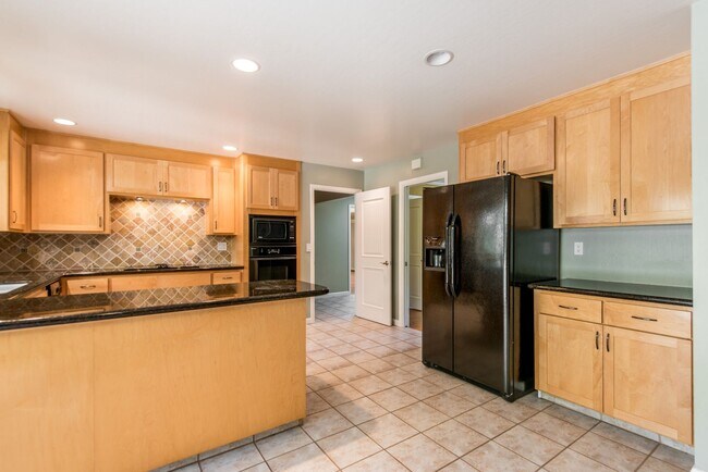 Foto del edificio - Beautiful Los Altos Home with Spacious Bac...