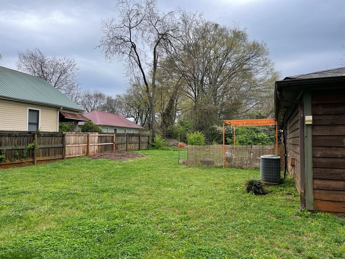 Building Photo - 2 Bedroom Duplex in Boulevard!