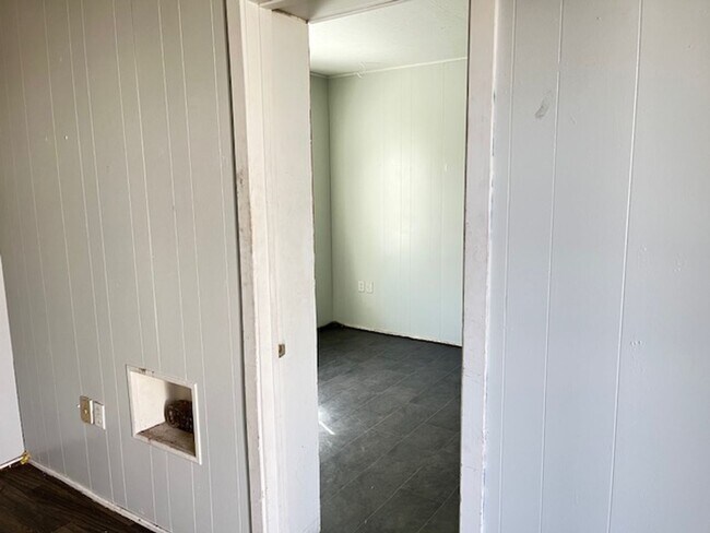 Foto del edificio - 2-Bedroom, 1-Bathroom Apartment in Converted Quadplex