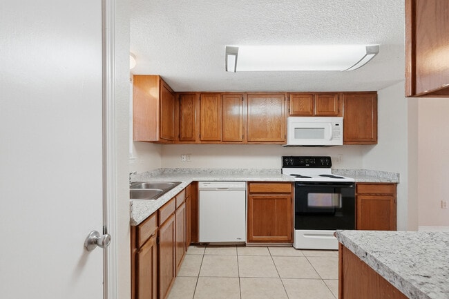 Foto del edificio - 1807 Whispering Oaks Ln