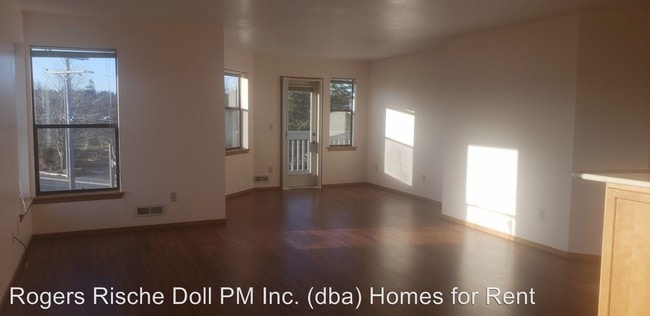 Building Photo - 651 SE Bayshore Dr