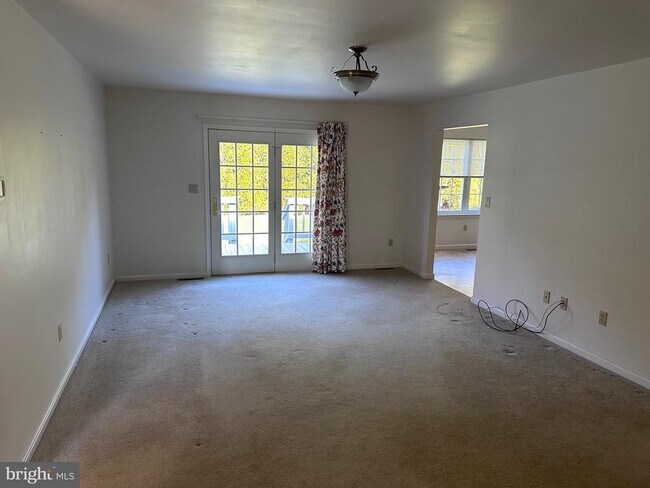 Building Photo - 320 N Kemp St