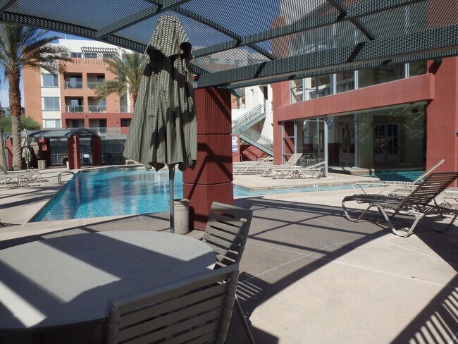 Building Photo - 2 Bedroom recently painted 2nd Floor Condo in Guard Gated Park Avenue!