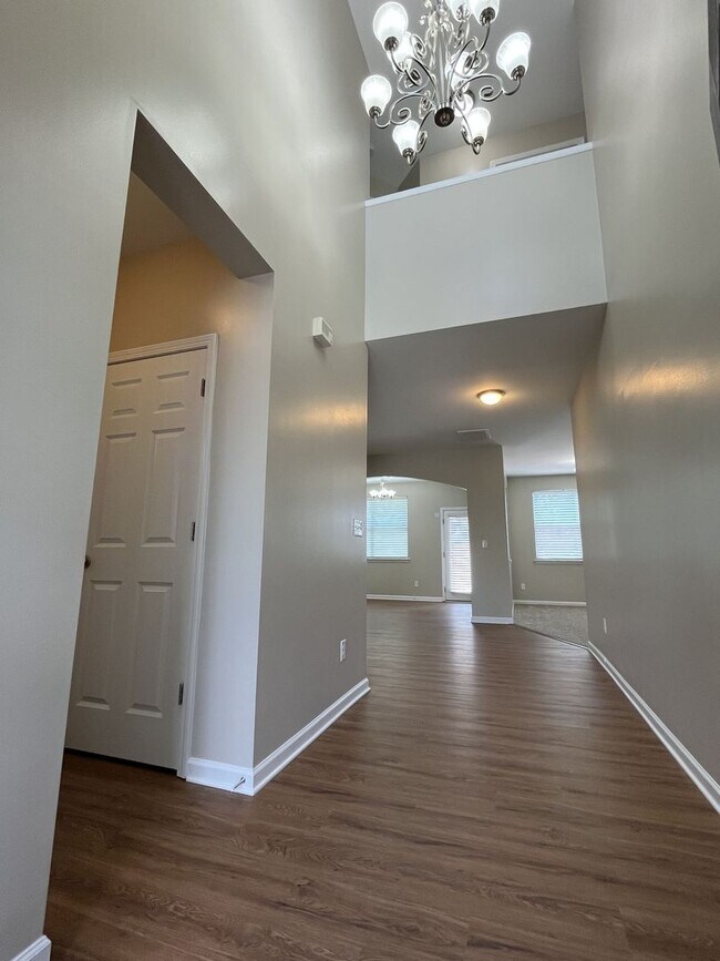 Building Photo - Great 4 Bed Home in Desired Winding Walk C...