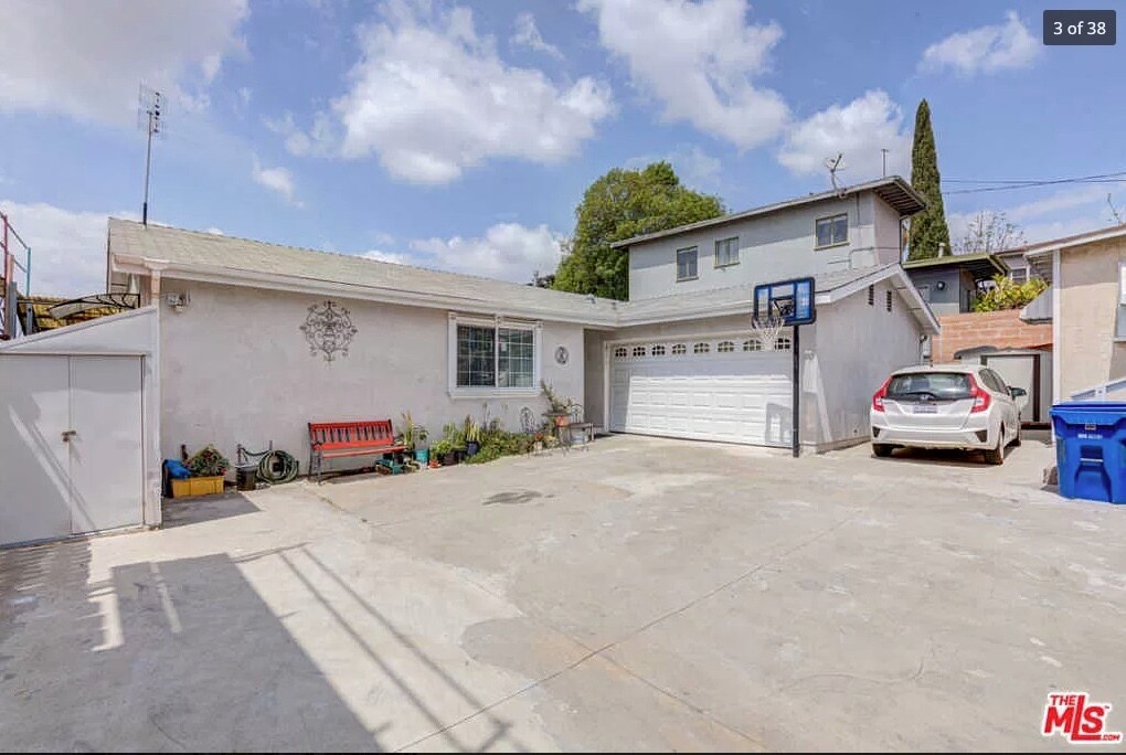 Duplex located in the back of property - 921 Manzanita St