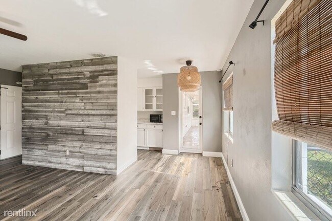 Building Photo - 3 br, 1.5 bath House - 515 Young Place UNIT