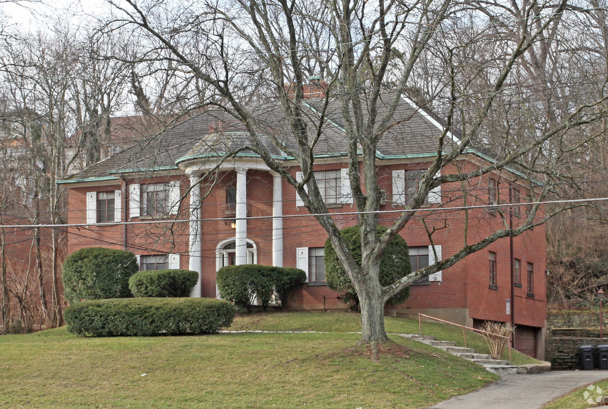 Primary Photo - 875 Ludlow Ave