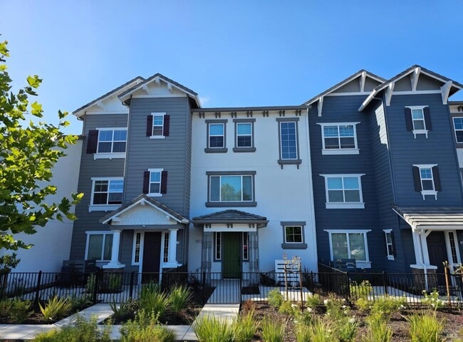 Building Photo - 312 Pear Tree Ter