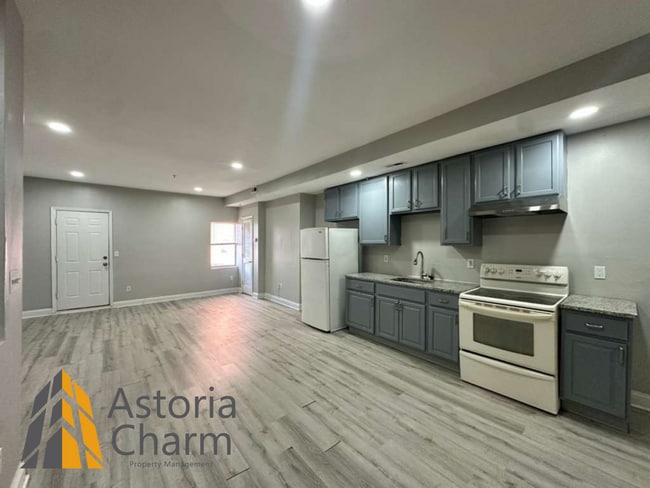 Building Photo - 1918 N Charles St