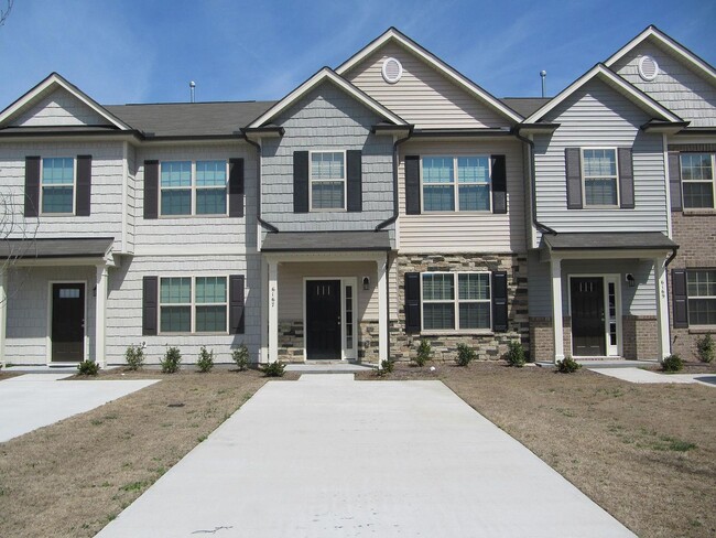 Building Photo - Lovely Townhouse