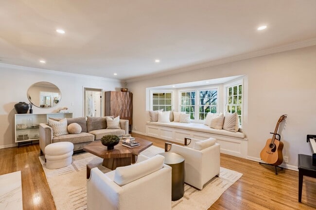 Foto del edificio - S of the Blvd - upgraded 4+3 w/pool + views!