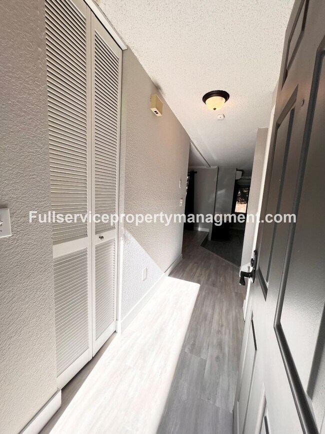 Foto del edificio - Spacious and bright Bellevue condo you won't want to miss!