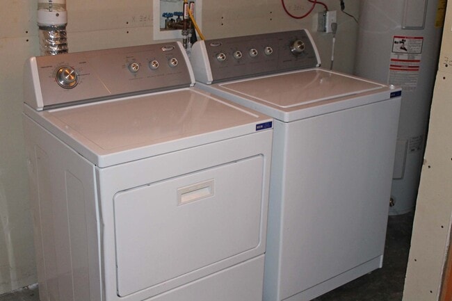 Foto del edificio - Charming 2-Bedroom, 1-Bath Apartment with Garage, Private Entrance and Washer & Dryer