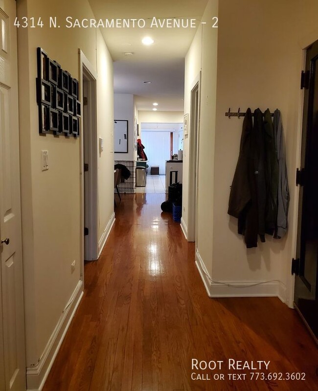 Building Photo - Horner Park – Updated Top Floor 2-Bedroom ...