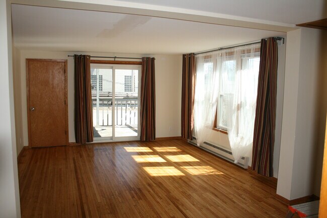 Large, sunny living room - 3541 Aldrich Ave S